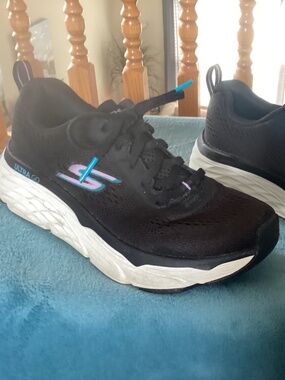 Skechers Go Run/ Ultra Go Black size 6